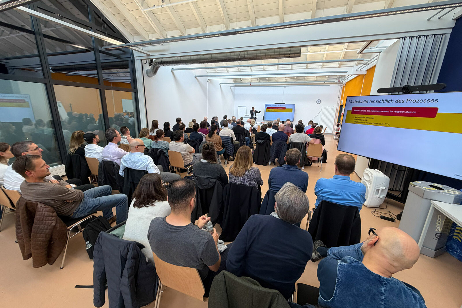 Einblick in die erste PkOrg-Konferenz 2025 in Olten mit Anwenderinnen, Anwendern und Fachleuten aus der Berufsbildung.